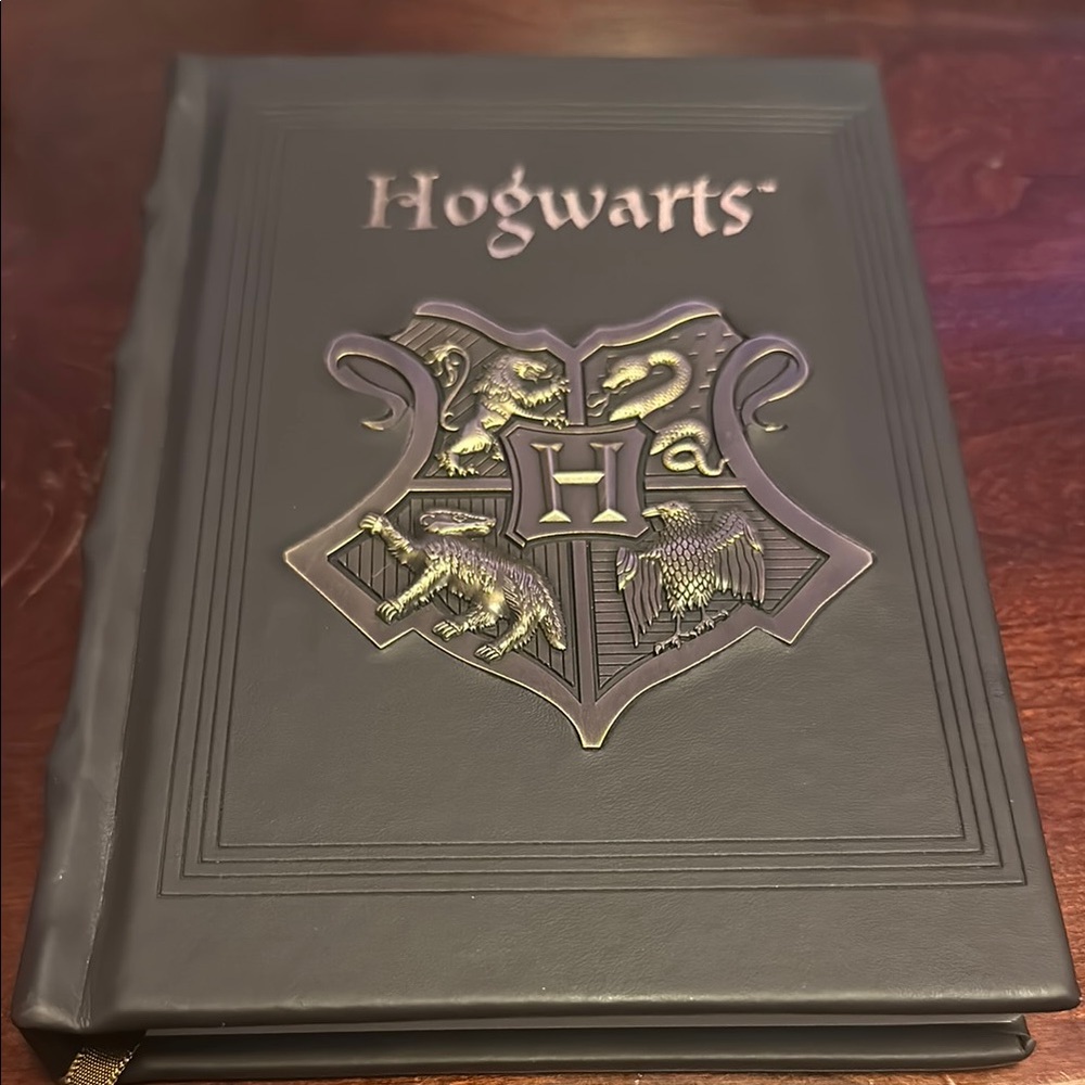 Universal Studios Harry Potter-Hogwarts Crest Journal - Dark Grey  and Gold New